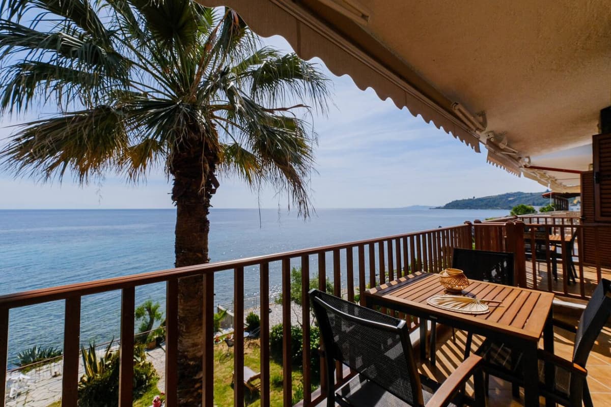 Amfitriti Seafront Apartment 3 - Loutra Halkidiki