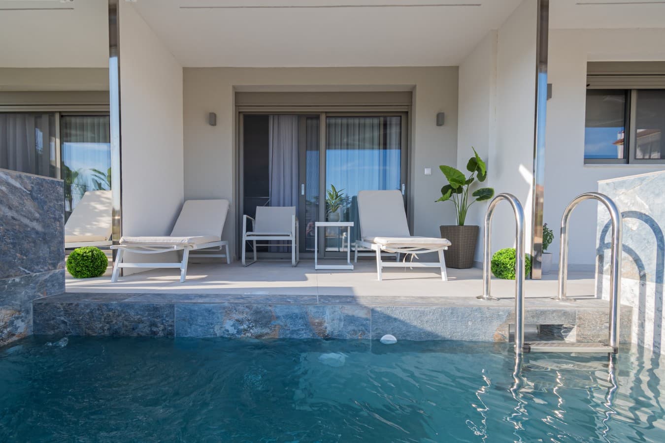 Aria Prive Pool Villa Left - Portaria Beach